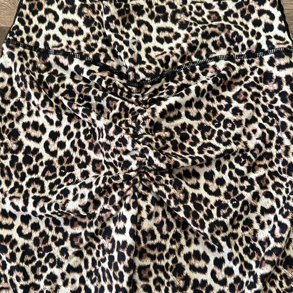 ZYIA Active Brilliant Scrunchy What Leopard Print Leggings - Picture 5 of 6